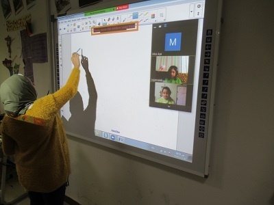 queen language school - teacher explaining lesson online using class management system skolera